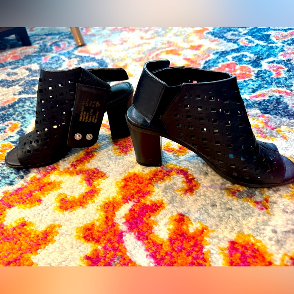 Black heeled sandal